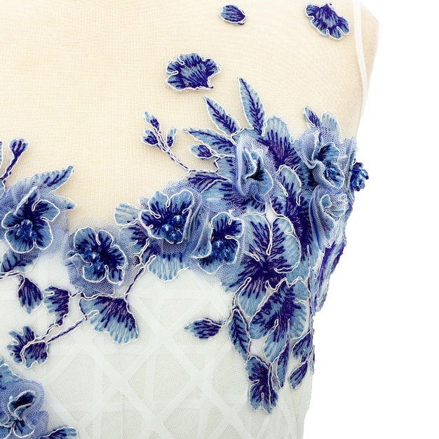 Haftowany kwiat na sukience